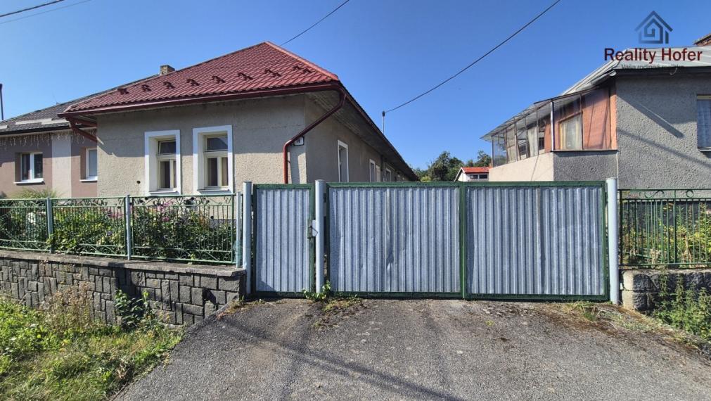 Veľký pozemok v centre obce Podhradík, 15 min. od Prešova