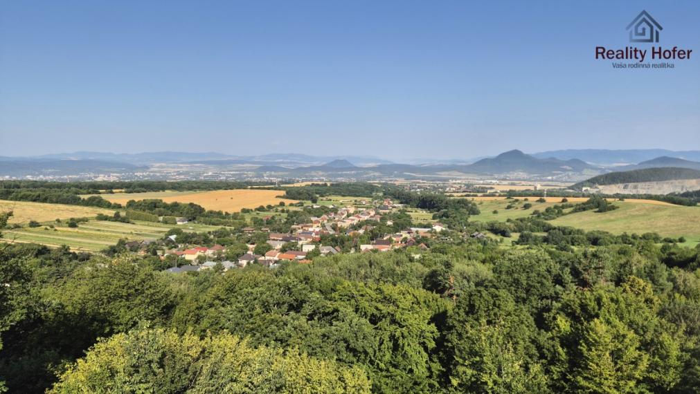 Veľký pozemok v centre obce Podhradík, 15 min. od Prešova
