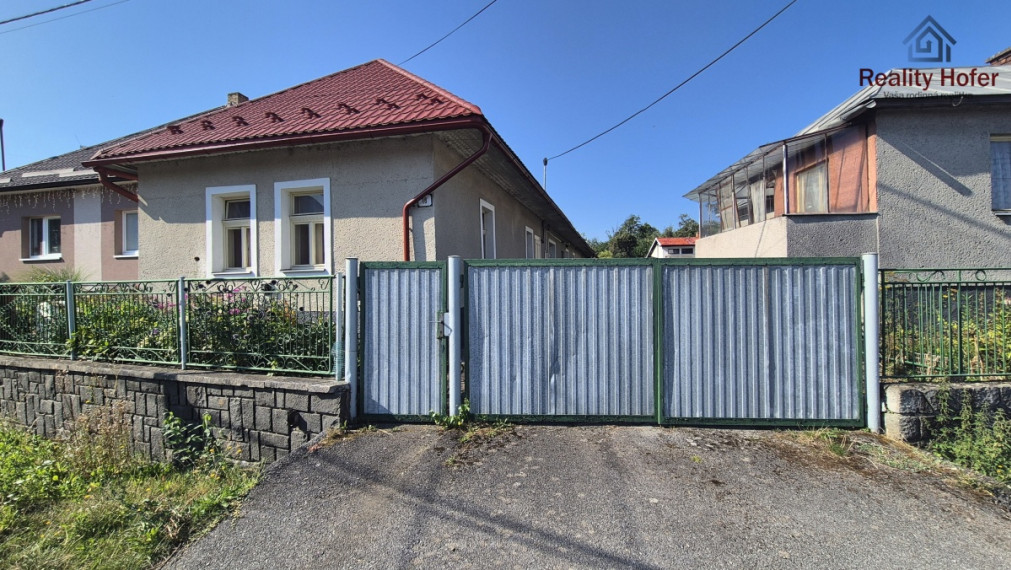 Gazdovský dom na veľkom pozemku v centre obce Podhradík, 15 min. od Prešova