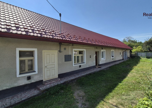 Gazdovský dom na veľkom pozemku v centre obce Podhradík, 15 min. od Prešova