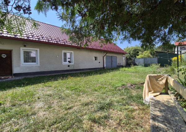 Veľký pozemok v centre obce Podhradík, 15 min. od Prešova